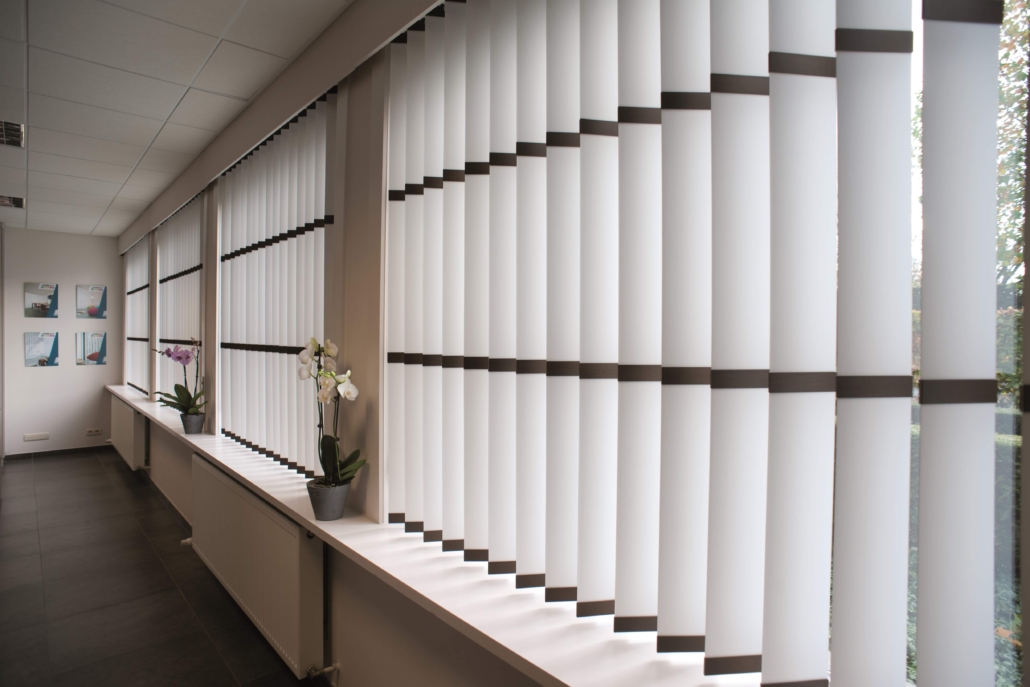 Lichtinval in kantoren verbeteren met de juiste raamdecoratie